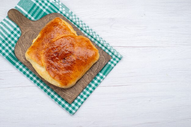 Vista dall'alto pasticceria cotta cuocere sullo sfondo bianco pane panino cibo pasto foto