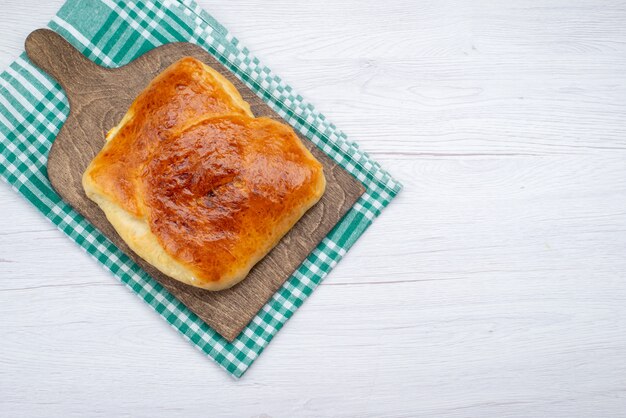 トップビューの白い背景の上のパン焼きパン焼きパン食品食事写真