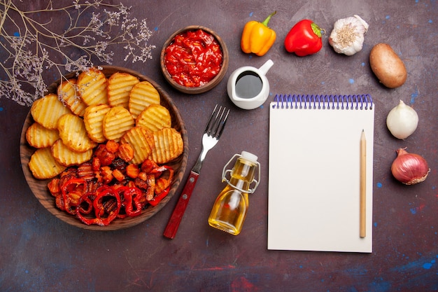 Free photo top view baked potatoes with cooked vegetables on dark desk