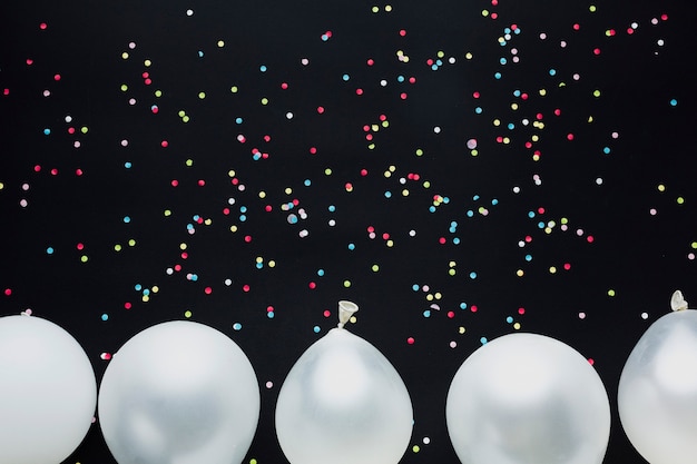 Foto gratuita cornice di palloncini vista dall'alto con coriandoli