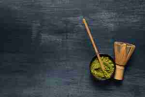 Free photo top view bamboo green tea utensils