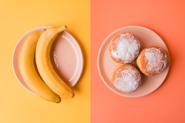 Foto gratuita vista dall'alto di banane e ciambelle