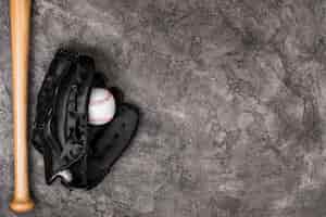 Foto gratuita vista dall'alto di baseball e guanto con spazio di copia