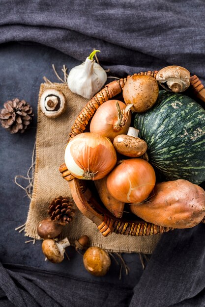 Free photo top view basket full of autumn vegetables