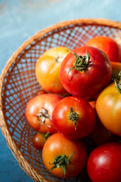 Free photo top view basket full with tomatoes