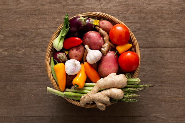 Free photo top view basket with vegetables