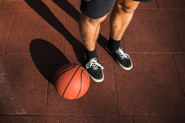 Foto gratuita piedi del giocatore di basket vista dall'alto