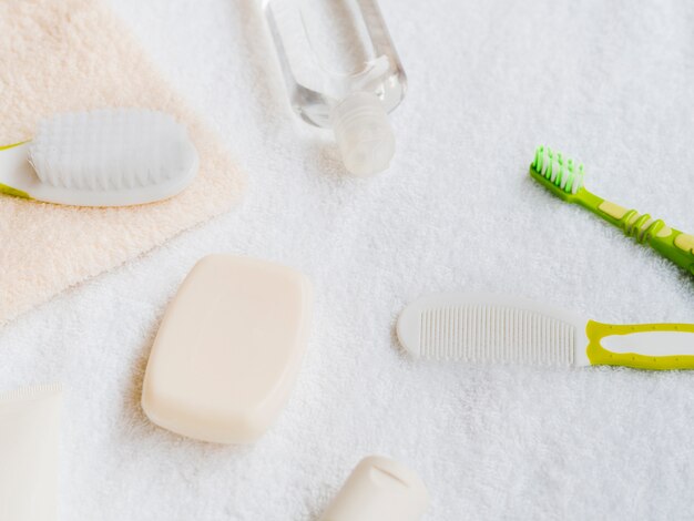 Foto gratuita accessori da bagno vista dall'alto per bambino