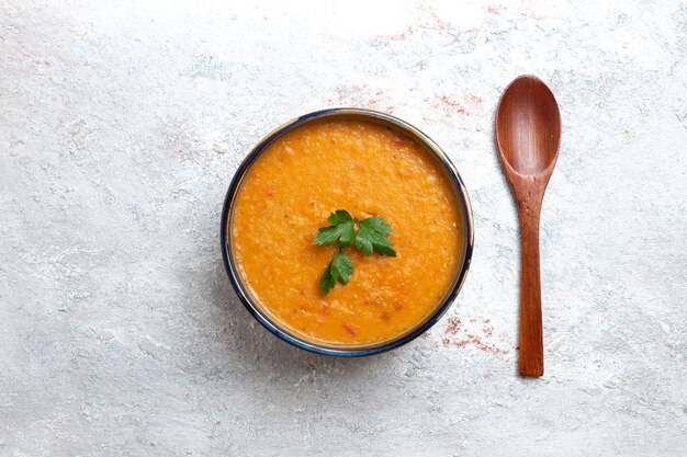 白い表面の小さなプレートの中にメルシーと呼ばれる上面図の豆のスープスープ食事食品野菜豆