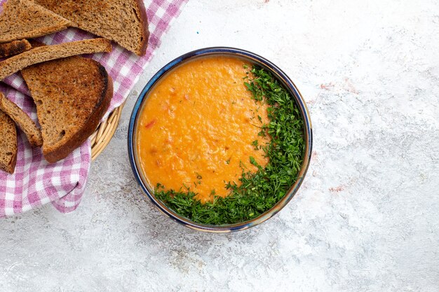 Foto gratuita zuppa di fagioli vista dall'alto chiamato merci con pagnotte di pane su una superficie bianca zuppa di farina alimentare fagiolo vegetale