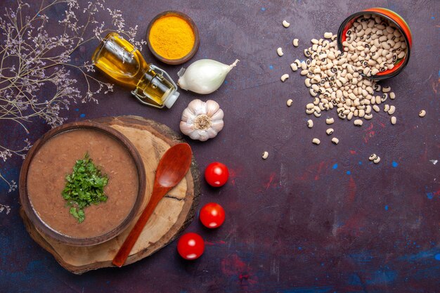 上面図豆のスープ濃い色の表面にオリーブオイルを使ったおいしい調理済みスープ豆の色スパイシーな食事