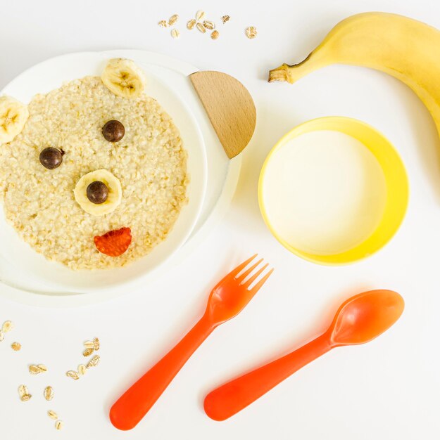 Foto gratuita vista dall'alto cereali a forma di orso con banana