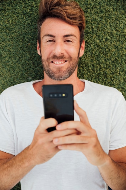 Free photo top view bearded man holding phone