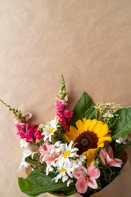 Foto gratuita vista dall'alto di un bellissimo bouquet di fiori