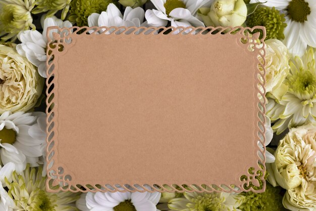 空白のカードと美しい花の上面図