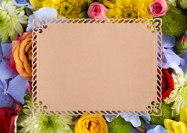 Free photo top view of beautiful flowers with blank card