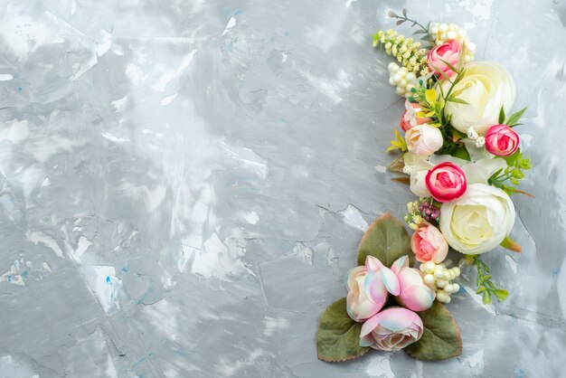 밝은 책상에 잎이있는 상위 뷰 아름다운 꽃, 꽃 식물 색상