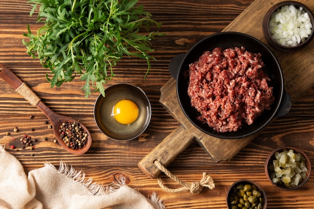 Foto gratuita vista dall'alto tartaro di bistecca di manzo ancora in vita