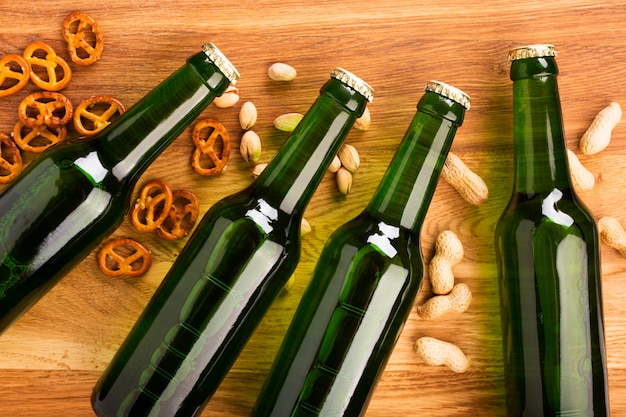 Foto gratuita vista dall'alto bottiglie di birra con snack