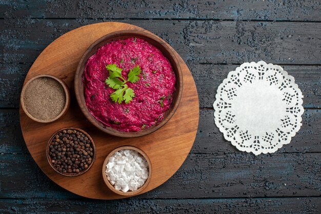 Free photo top view beet salad with different seasonings on dark desk