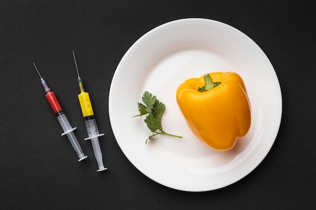 Free photo top view bell pepper and syringes