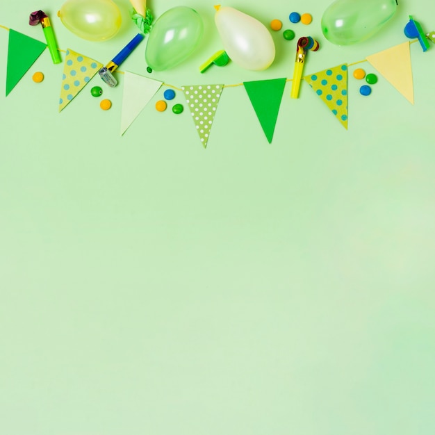 Foto gratuita decorazione di compleanno vista dall'alto su sfondo verde con spazio di copia