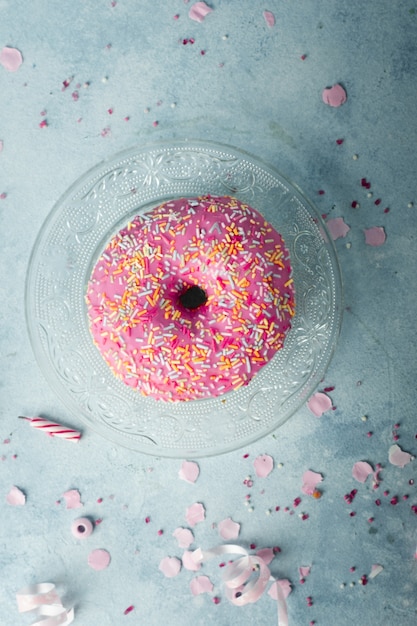 Foto gratuita vista dall'alto della ciambella di compleanno con spruzzi