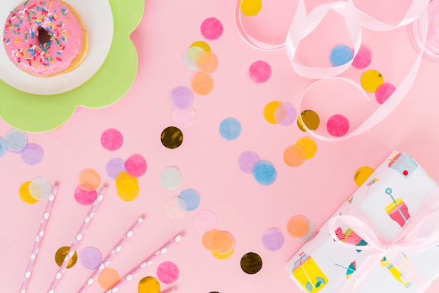 Free photo top view birthday elements with confetti