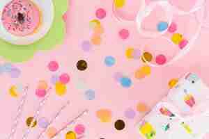 Free photo top view birthday elements with confetti