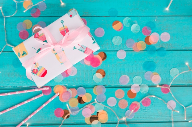 Free photo top view birthday presents with confetti