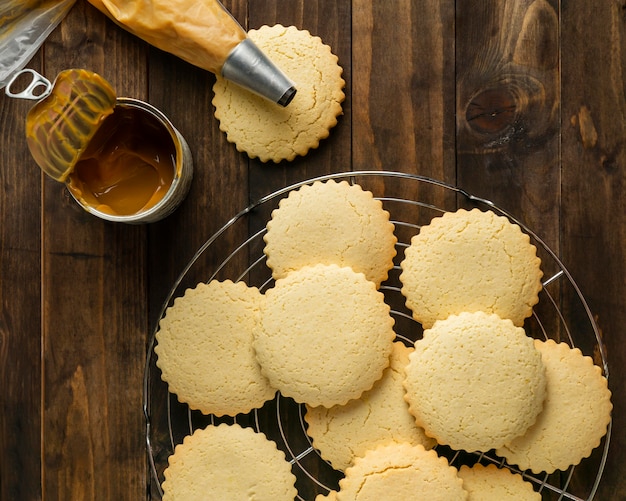 Free photo top view biscuits and can