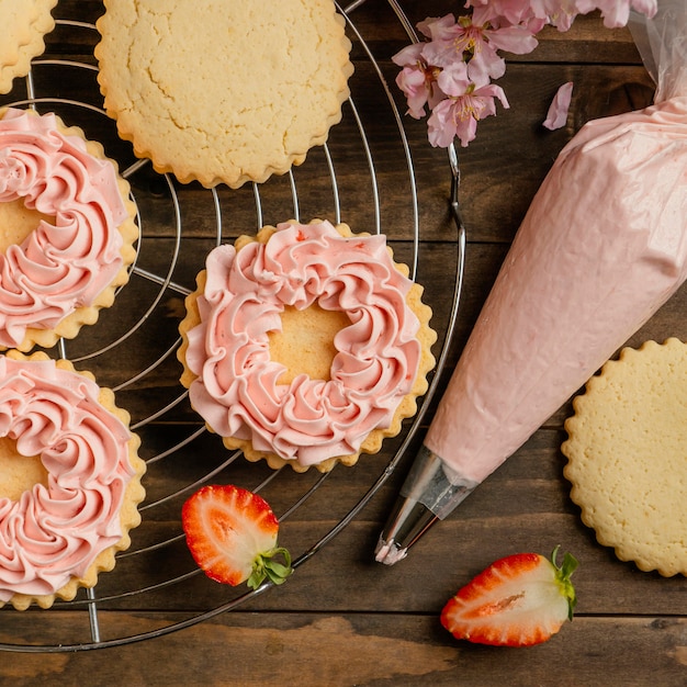 Free photo top view biscuits with strawberry