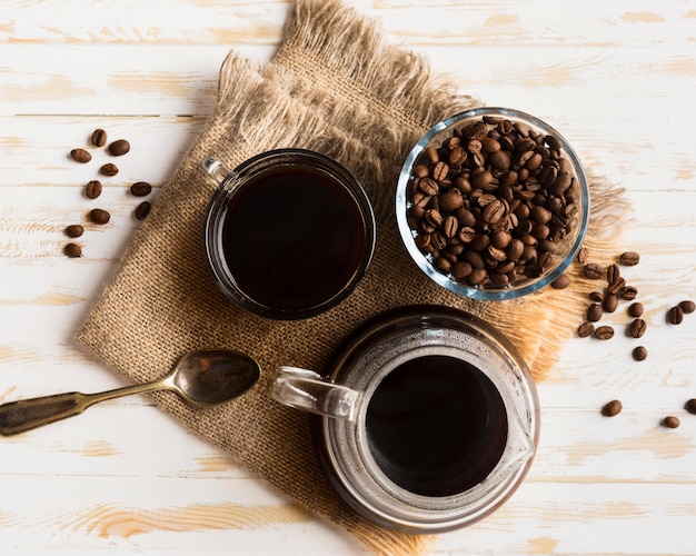 Foto gratuita disposizione del caffè nero vista dall'alto sul panno