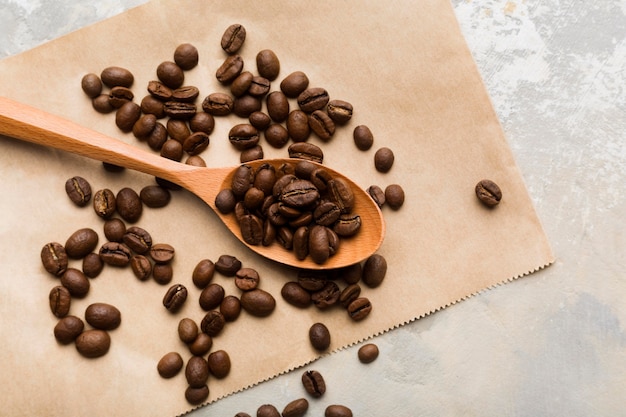 Assortimento di chicchi di caffè nero vista dall'alto su sfondo chiaro