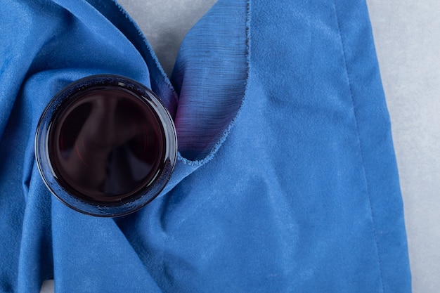 Vista dall'alto del caffè nero in vetro sull'azzurro