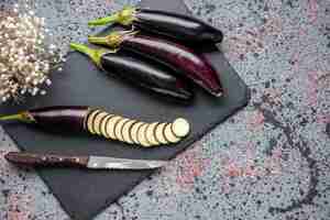 Free photo top view black eggplants on cutting board blue surface food dinner lunch salad color meal tree grow ripe young