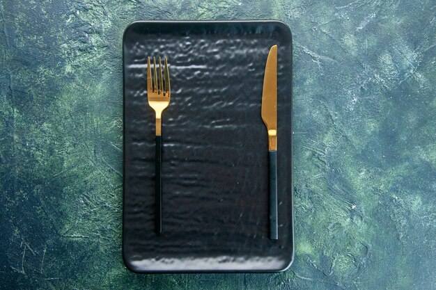 вид сверху черная тарелка с золотой вилкой и ножом на темном фоне цветной ужин столовые приборы еда ресторан посуда еда