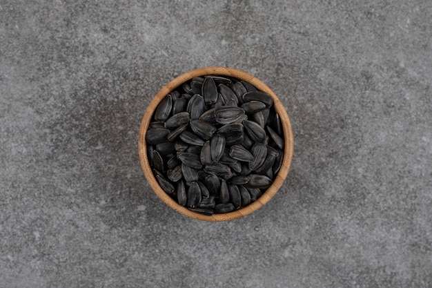 Free photo top view of black sunflower seeds in a bowl