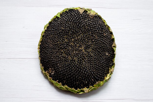 Вид сверху черные семена подсолнечника свежие и вкусные внутри скорлупы подсолнечное масло закуски