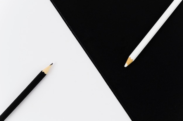 鉛筆の上から見た黒と白のペア