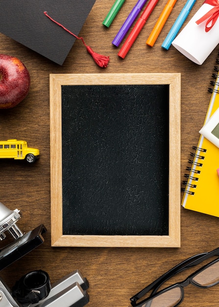 Free photo top view of blackboard with school supplies