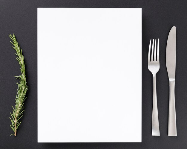 Вид сверху пустой меню бумаги с сосной и столовыми приборами