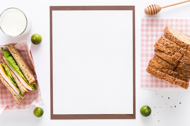 Foto gratuita vista dall'alto del menu vuoto con pane e panini