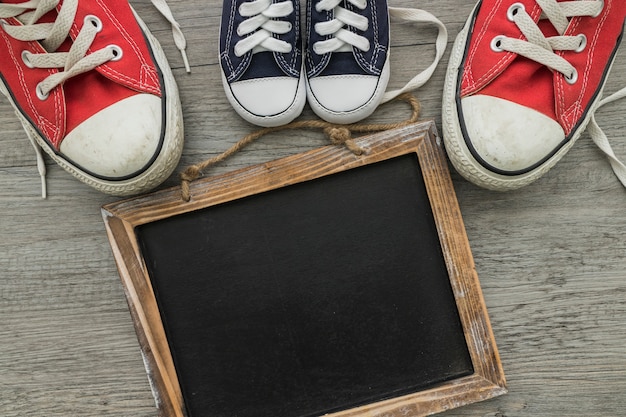 Vista superiore di ardesia e scarpe in bianco per il giorno del padre