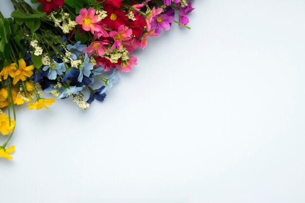 Вид сверху букет цветущих цветов с копией пространства