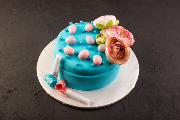 회색 책상 축하 파티 생일 컬러 케이크 위에 꽃과 함께 상위 뷰 블루 생일 케이크