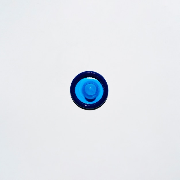 Вид сверху синий презерватив на белом фоне