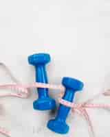 Free photo top view blue dumbbells