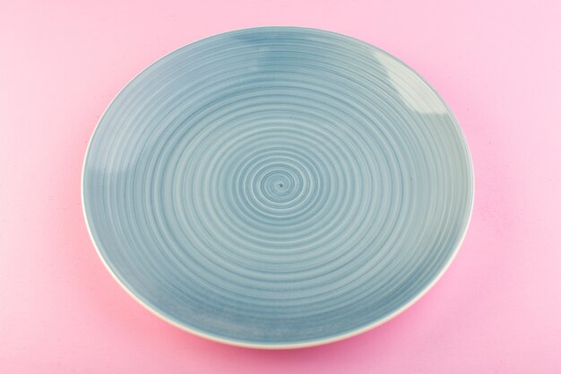 Голубая пустая тарелка, вид сверху, сделанная тарелка для еды на розовом
