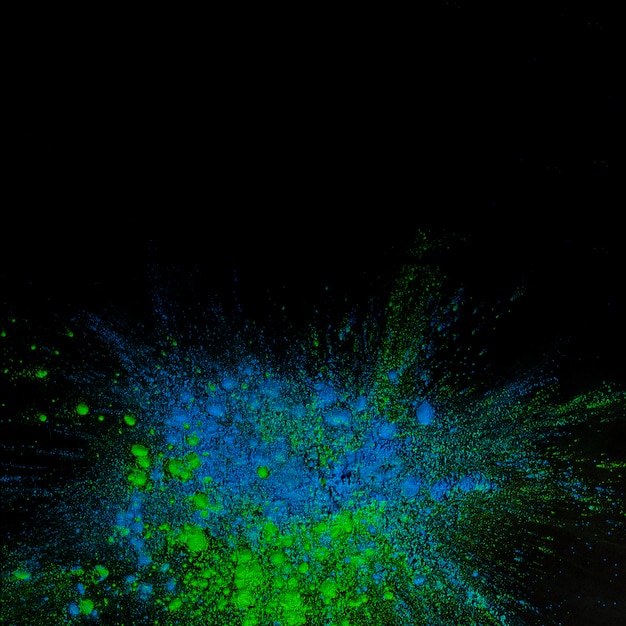 Вид сверху синего и зеленого цвета Холи порошок на черном фоне